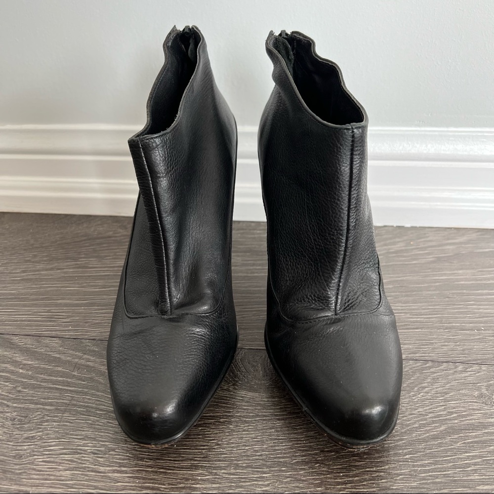 BCBG leather heeled ankle bootie, SZ 7.5